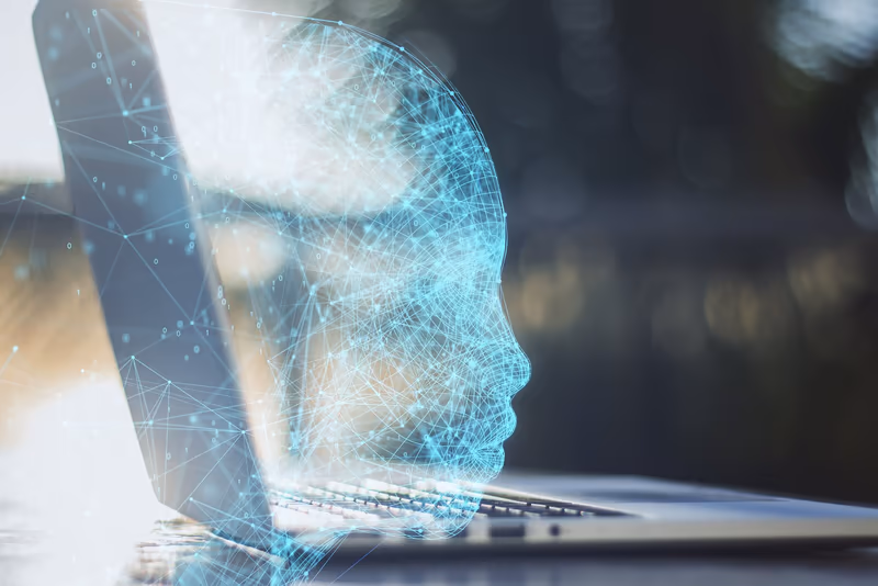 Een AI-gezicht als digitale laag boven een laptop: de vraagsteller en de AI-assistent samen.