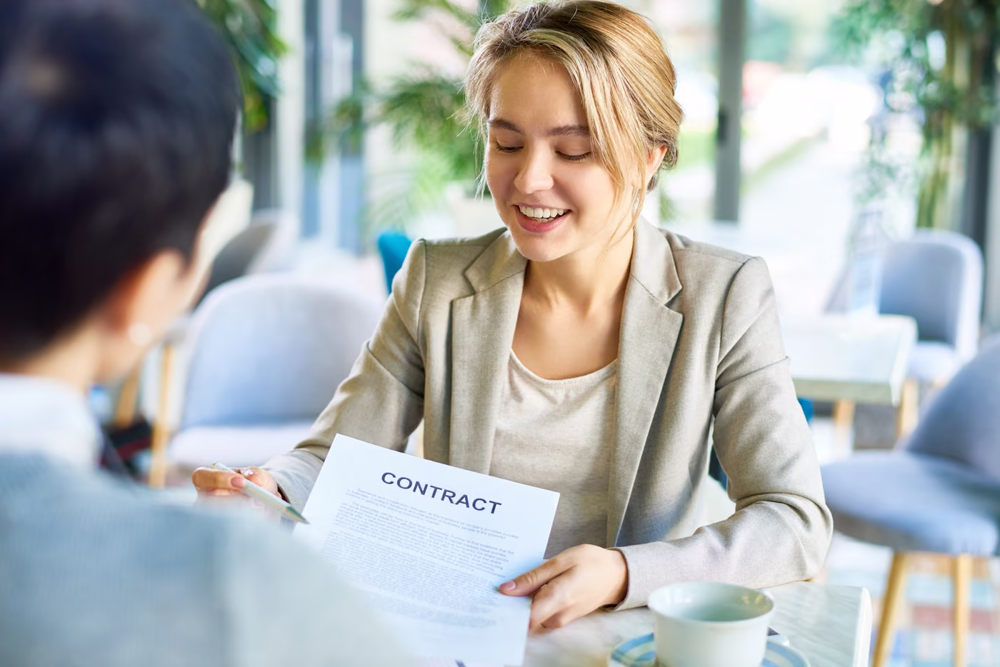 Contract ondertekenen voor de juridische en administratieve kant van een webshop