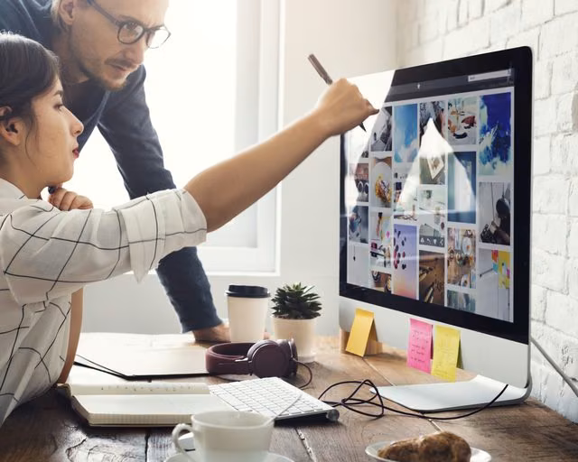 Website Designer overloopt samen met de klant het webmateriaal